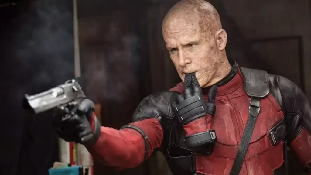 Ryan Reynolds como Deadpool em Deadpool (2016), anti-herói da Marvel marcado por cicatrizes e deformidades após experimentos violentos.