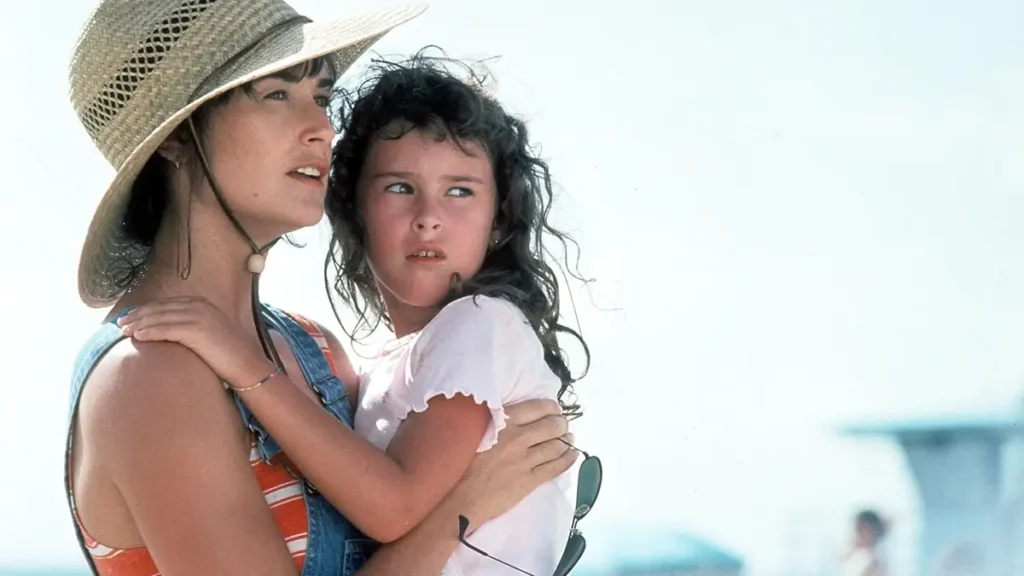 Demi Moore e Rumer Willis em cena de Striptease (1996), filme em que mãe e filha interpretam mãe e filha na ficção.