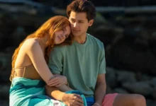 Sadie Soverall e Matt Cornett em cena romântica da série Depois Daquele Ano (Every Year After), produção original do Prime Video lançada em 2026