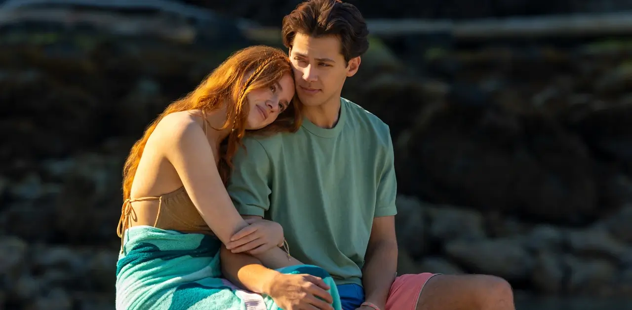 depois daquele ano serie prime video Sadie Soverall e Matt Cornett em cena romântica da série Depois Daquele Ano (Every Year After), produção original do Prime Video lançada em 2026