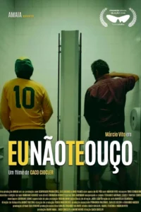 Pôster do filme Eu Não Te Ouço mostrando dois homens em um banheiro público separados por uma divisória, em cena inspirada em eventos pós-eleitorais nas estreias de 14 de maio de 2026.