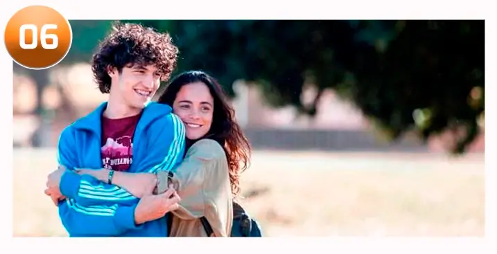 Alice Braga e Gabriel Leone em cena do filme romântico Eduardo e Mônica (2020), inspirado na clássica canção da Legião Urbana.