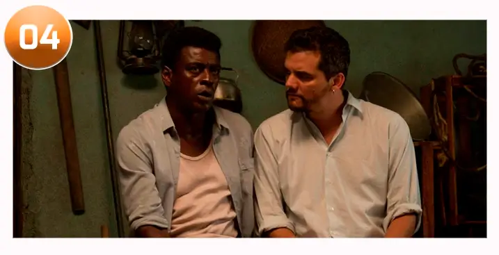 Seu Jorge interpreta Carlos Marighella ao lado de Wagner Moura nos bastidores do filme Marighella (2019), cinebiografia dirigida pelo próprio cineasta.
