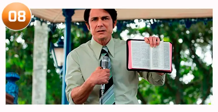 Petrônio Gontijo interpreta Edir Macedo em cena do filme biográfico Nada a Perder 2 (2019), dirigido por Alexandre Avancini.