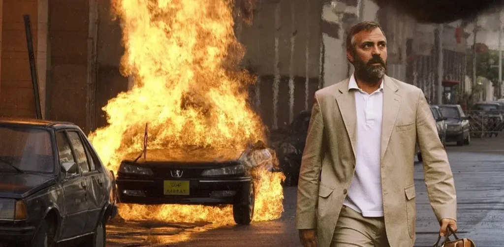 George Clooney em cena de Syriana, filme em que o ator sofreu traumatismo e grave lesão na coluna durante as gravações