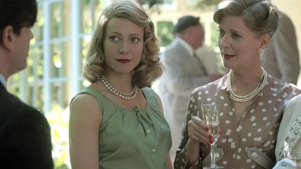 Gwyneth Paltrow e Blythe Danner em cena do filme Sylvia: Paixão Além das Palavras (2003), interpretando filha e mãe na cinebiografia sobre Sylvia Plath.