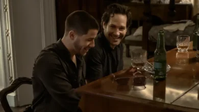 hit para dois trailer Nick Jonas e Paul Rudd em cena do trailer de Hit para Dois (Power Ballad), sentados ao piano em momento descontraído
