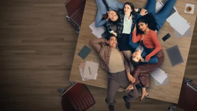 Avantika, Ella Hunt, Will Angus, Nicholas DuVernay, Jack Martin e Jay Ellis em imagem promocional da série Inapropriados Para O Trabalho (2026)