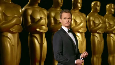 Neil Patrick Harris posa ao lado das estatuetas do Oscar durante a cerimônia do Oscar 2015, realizada no Dolby Theatre, em Los Angeles.