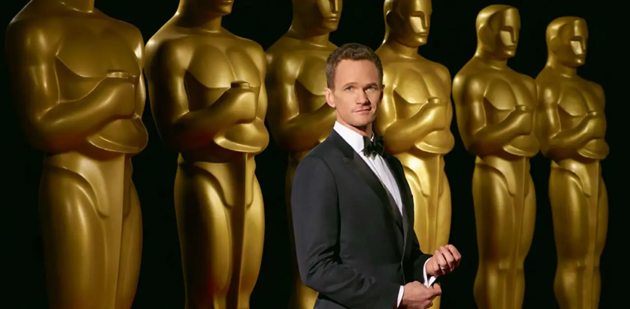 Neil Patrick Harris posa ao lado das estatuetas do Oscar durante a cerimônia do Oscar 2015, realizada no Dolby Theatre, em Los Angeles.