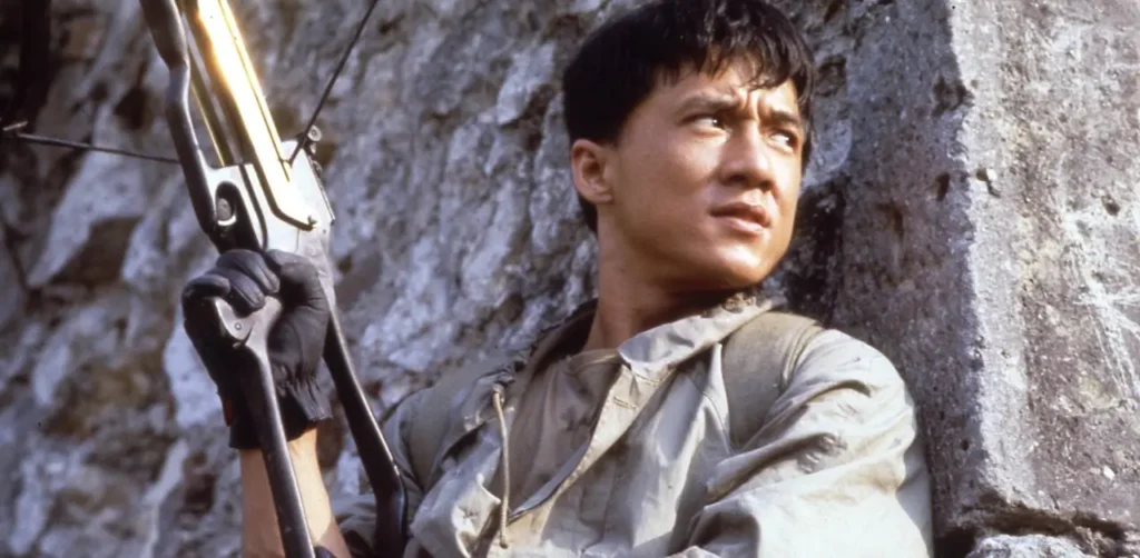 Jackie Chan em cena de Armadura de Deus, filme em que o ator sofreu grave acidente e rachou o crânio durante uma acrobacia