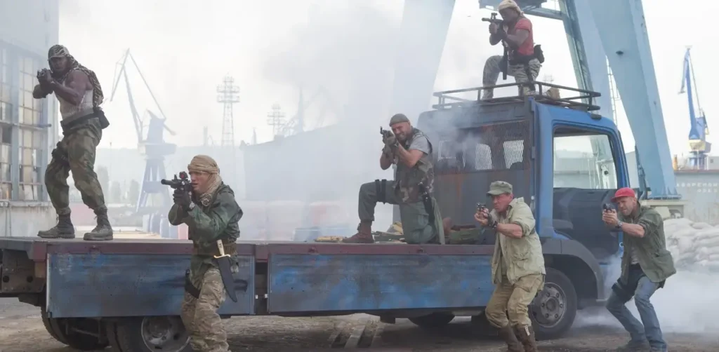Jason Statham, Dolph Lundgren, Terry Crews e Sylvester Stallone em cena de ação de Os Mercenários 3, filme que teve grave acidente durante as gravações
