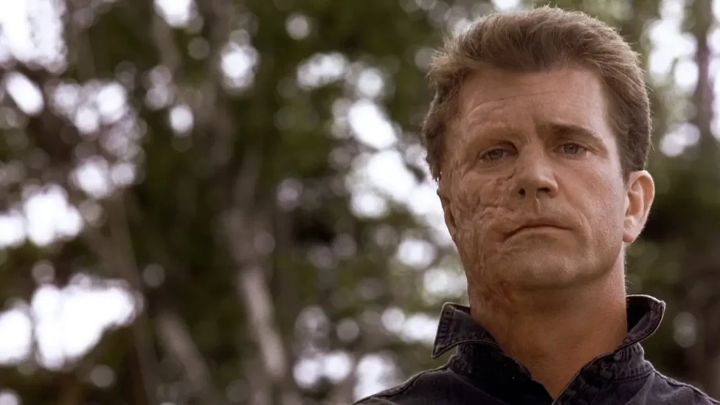 Mel Gibson como Justin McLeod em O Homem sem Face (1993), drama sobre preconceito e isolamento após deformação facial.