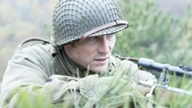 Scott Eastwood em cena do filme Lucky Strike (2026), caracterizado como soldado durante missão de guerra, segurando rifle em meio à vegetação.