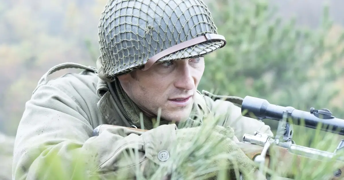 lucky strike 2026 trailer Scott Eastwood em cena do filme Lucky Strike (2026), caracterizado como soldado durante missão de guerra, segurando rifle em meio à vegetação.