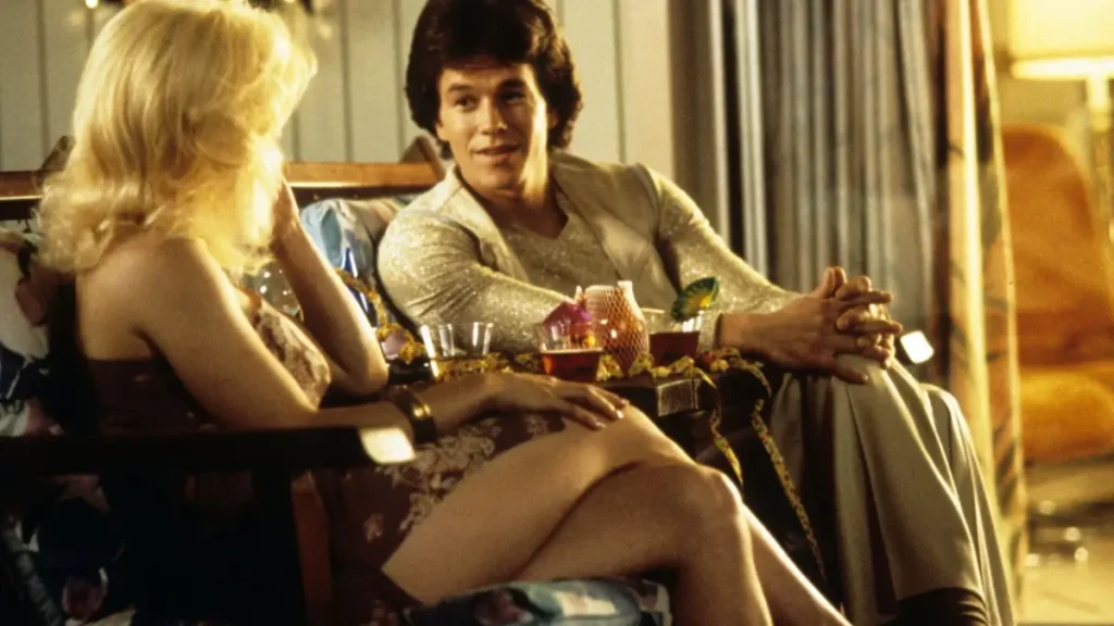 Mark Wahlberg em cena do filme Boogie Nights: Prazer Sem Limites (1997)