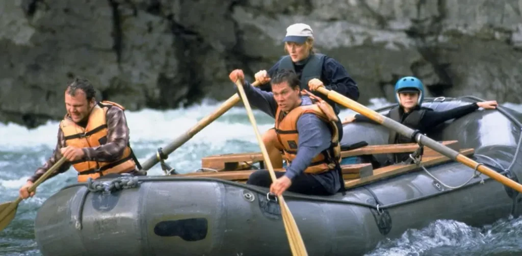Meryl Streep, Kevin Bacon, David Strathairn e Joseph Mazzello em cena de rafting no filme O Rio Selvagem, durante sequência que quase terminou em tragédia nas gravações