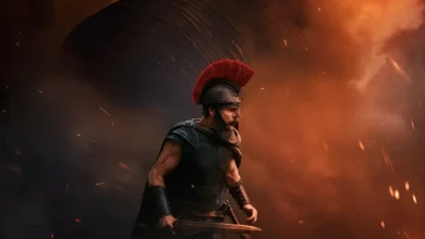 novo trailer de a odisseia de christopher nolan Cena do novo trailer de A Odisseia, novo filme de Christopher Nolan, com guerreiro grego diante do Cavalo de Troia em chamas