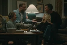 Edward Norton, Penélope Cruz, Seth Rogen e Olivia Wilde em cena do filme O Convite (2026), reunidos em uma sala durante um encontro entre amigos.