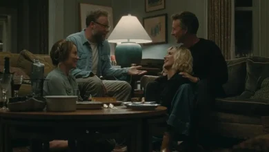 Edward Norton, Penélope Cruz, Seth Rogen e Olivia Wilde em cena do filme O Convite (2026), reunidos em uma sala durante um encontro entre amigos.