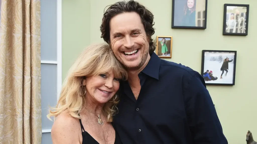 Goldie Hawn e Oliver Hudson posam juntos durante evento promocional relacionado ao filme Crônicas de Natal da Netflix.