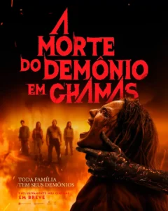 Pôster nacional de A Morte do Demônio: Em Chamas com mulher possuída sendo agarrada por mão demoníaca em cenário de fogo