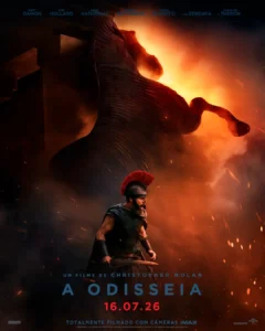 Pôster oficial de A Odisseia (2026), filme de Christopher Nolan, com guerreiro diante do Cavalo de Troia em chamas
