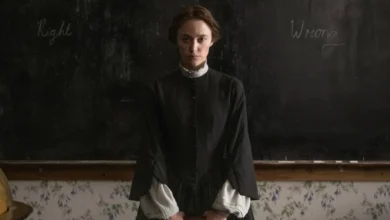 Maika Monroe em sala escura diante de um quadro-negro no filme de terror gótico Psicopata Vitoriana (2026)