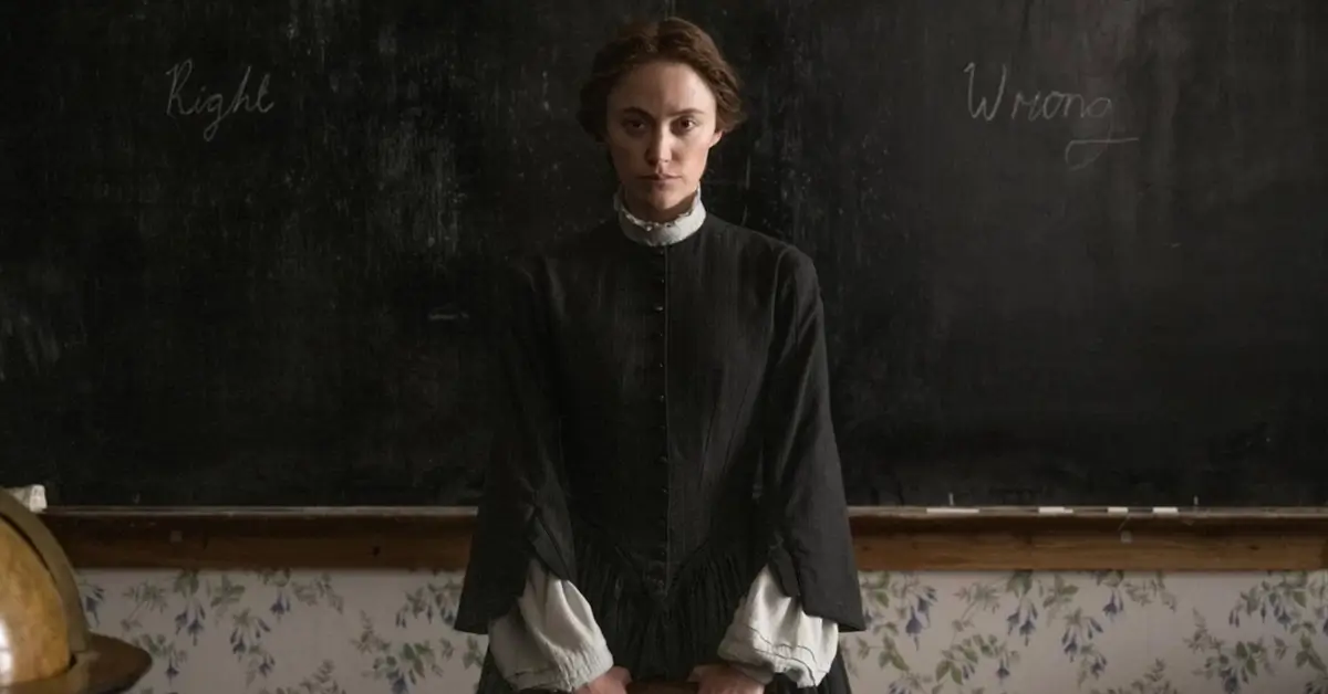 Maika Monroe em sala escura diante de um quadro-negro no filme de terror gótico Psicopata Vitoriana (2026)