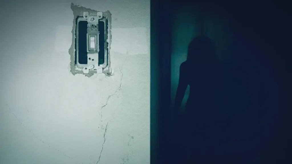 Entidade sombria em cena do filme Quando as Luzes se Apagam (2016)