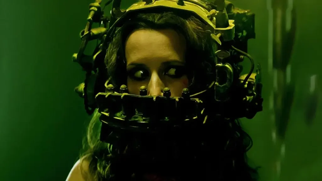 Shawnee Smith em cena do filme Jogos Mortais (2004) presa em armadilha criada por Jigsaw