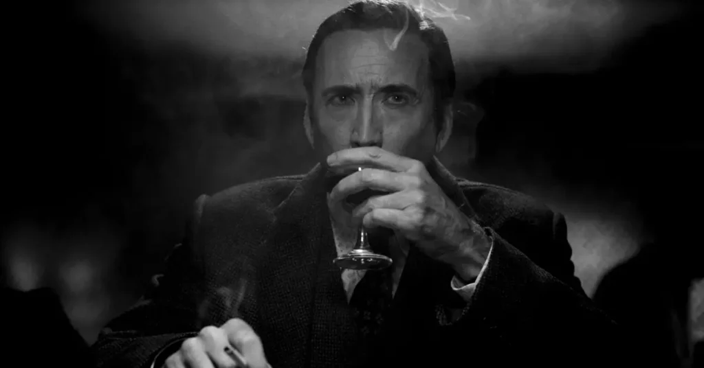 Nicolas Cage em cena de Spider-Noir durante o trailer final da série do Prime Video, em visual inspirado no cinema noir clássico.
