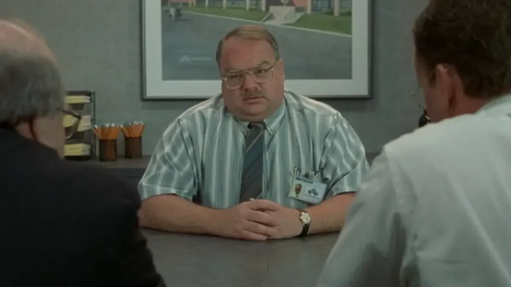 Stephen Root em cena do filme Como Enlouquecer Seu Chefe (1999), comédia dirigida por Mike Judge