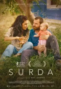 Pôster do filme Surda mostrando um casal com um bebê sentado na grama em uma cena intimista e emocional nas estreias de 14 de maio de 2026.