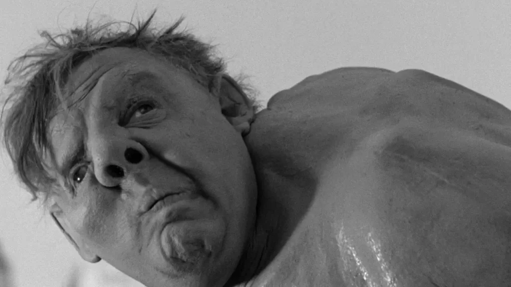 Charles Laughton como Quasímodo em O Corcunda de Notre Dame (1939), clássico inspirado na obra de Victor Hugo