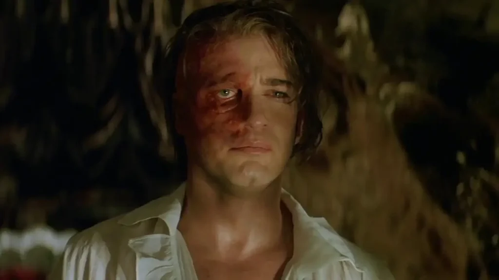 Gerard Butler como Erik em O Fantasma da Ópera (2004), personagem marcado por deformidades no rosto escondidas atrás de uma máscara.