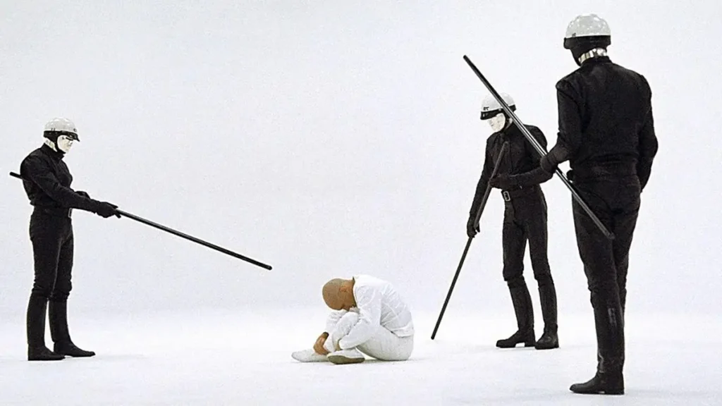 Cena do filme THX 1138 (1971) mostra sociedade distópica criada por George Lucas