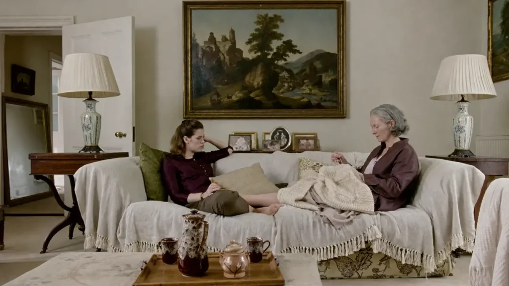 Tilda Swinton e Honor Swinton Byrne em cena de The Souvenir, filme dirigido por Joanna Hogg em que mãe e filha atuam juntas.