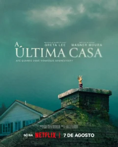 Pôster oficial de A Última Casa (The Last House), filme de suspense e ficção científica da Netflix estrelado por Wagner Moura e Greta Lee, mostrando uma mão surgindo de uma chaminé em meio a um cenário sombrio.