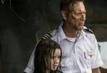 Aaron Eckhart e Molly Belle Wright em cena do elenco de Águas Mortais (2026) durante um momento de tensão a bordo de um avião após um acidente.