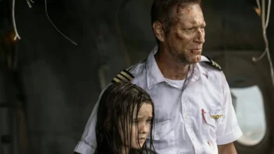 Aaron Eckhart e Molly Belle Wright em cena do elenco de Águas Mortais (2026) durante um momento de tensão a bordo de um avião após um acidente.