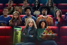 Imagem promocional de Todo Mundo em Pânico (2026) com personagens de terror em uma sala de cinema, destacando o sucesso da bilheteria de Todo Mundo em Pânico (2026).