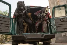 Cena do trailer de Como Roubar Um Banco (2026) mostra integrantes de uma quadrilha mascarada saindo de uma van durante um assalto. O thriller de ação é dirigido por David Leitch e estrelado por Nicholas Hoult e Zoë Kravitz.