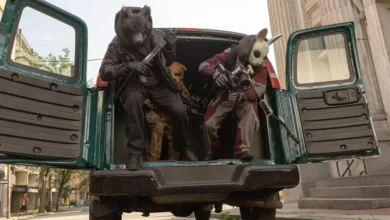 Cena do trailer de Como Roubar Um Banco (2026) mostra integrantes de uma quadrilha mascarada saindo de uma van durante um assalto. O thriller de ação é dirigido por David Leitch e estrelado por Nicholas Hoult e Zoë Kravitz.