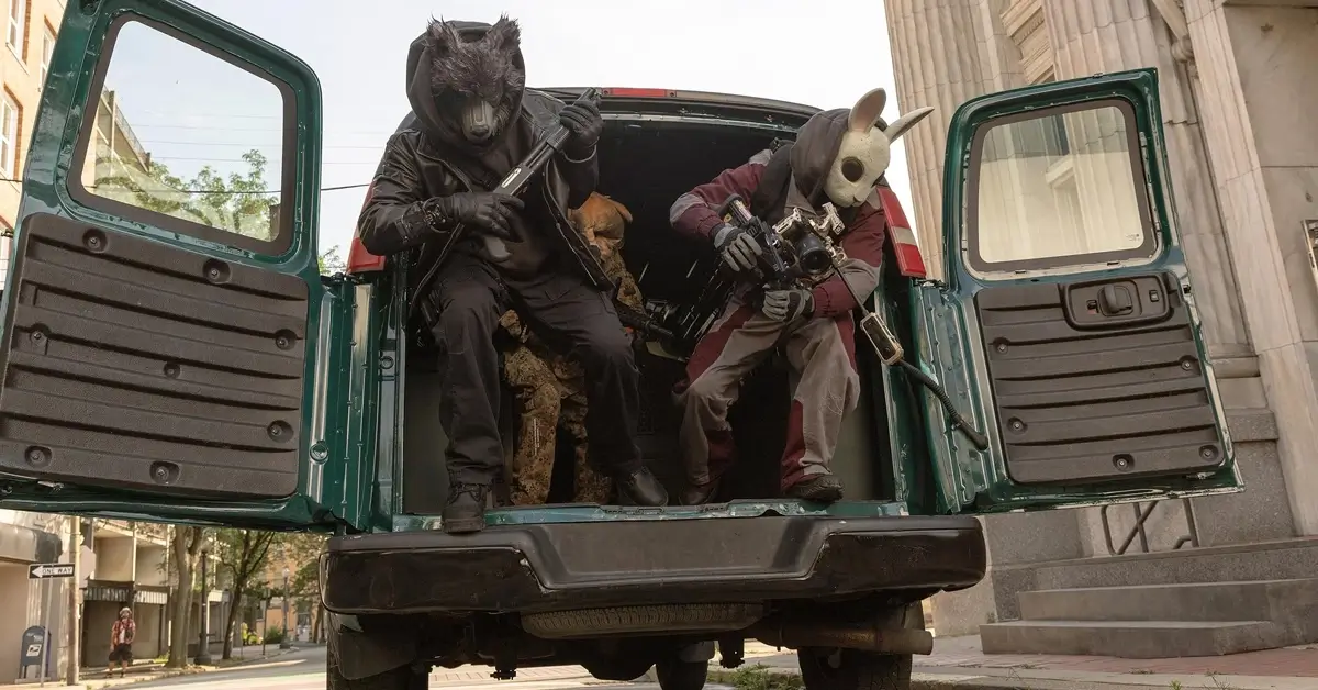 Cena do trailer de Como Roubar Um Banco (2026) mostra integrantes de uma quadrilha mascarada saindo de uma van durante um assalto. O thriller de ação é dirigido por David Leitch e estrelado por Nicholas Hoult e Zoë Kravitz.