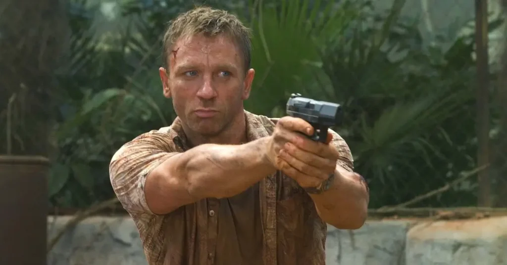 Daniel Craig como James Bond em cena de 007: Cassino Royale, papel que inicialmente foi rejeitado por parte dos fãs.