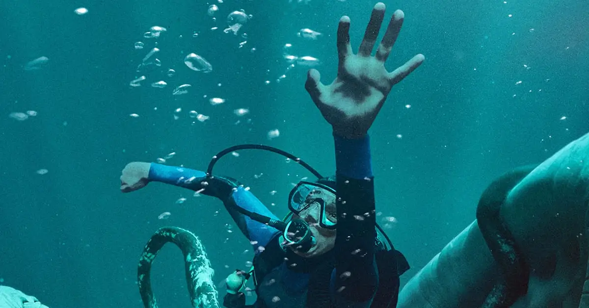 Austin Abrams em cena de Dentro da Baleia (Whalefall), suspense de 2026 sobre um mergulhador preso dentro de uma baleia, com estreia em 15 de outubro de 2026.