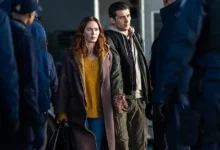 Emily Blunt e Josh O'Connor protagonizam uma das cenas centrais do filme Dia D (2026), destaque do elenco de Dia D