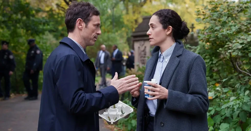 elenco de furia serie 2026 Emmy Rossum e Scoot McNairy em cena da série Fúria (Furious), produção de suspense psicológico da Hulu. O elenco de Fúria aparece durante uma investigação em um parque.