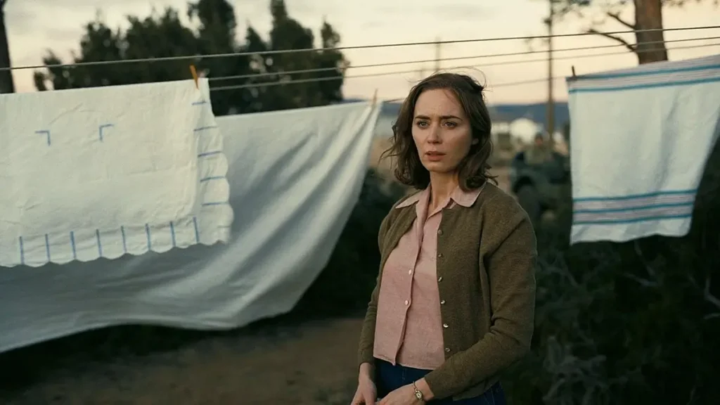 Emily Blunt como Kitty Oppenheimer em cena do filme Oppenheimer dirigido por Christopher Nolan